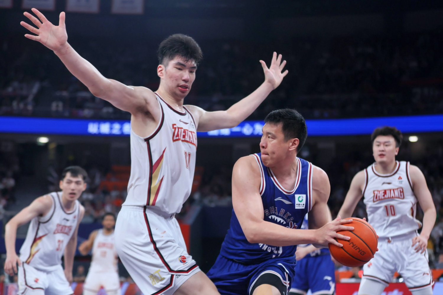 电竞下注-包含里程碑夜！浙江队篮板制胜，社区盾转会期刷纪录，更衣室稳定，训练强度明显提升的词条